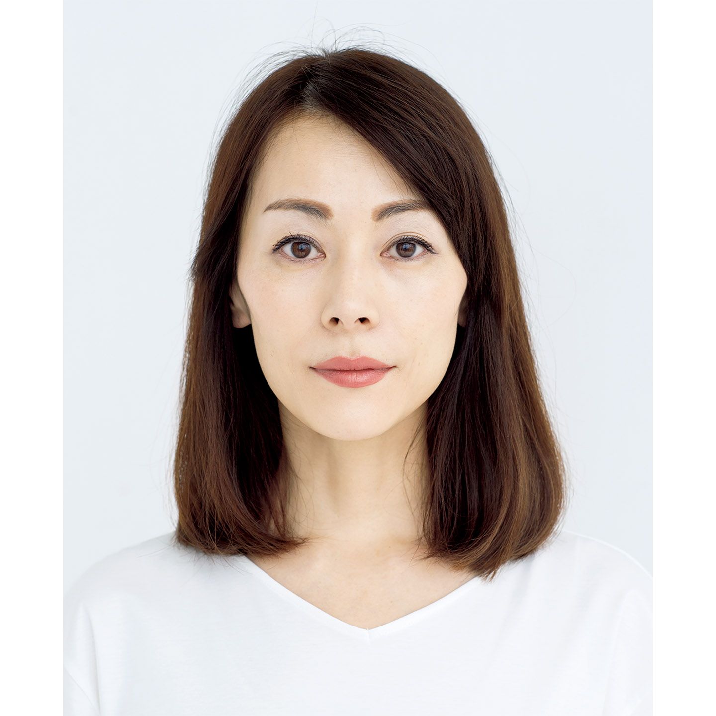レイヤーなしの鎖骨ラインのロブヘア。サイドの直線によって、こけた頬が強調されてしまい、実年齢よりもげっそりやつれた印象に。