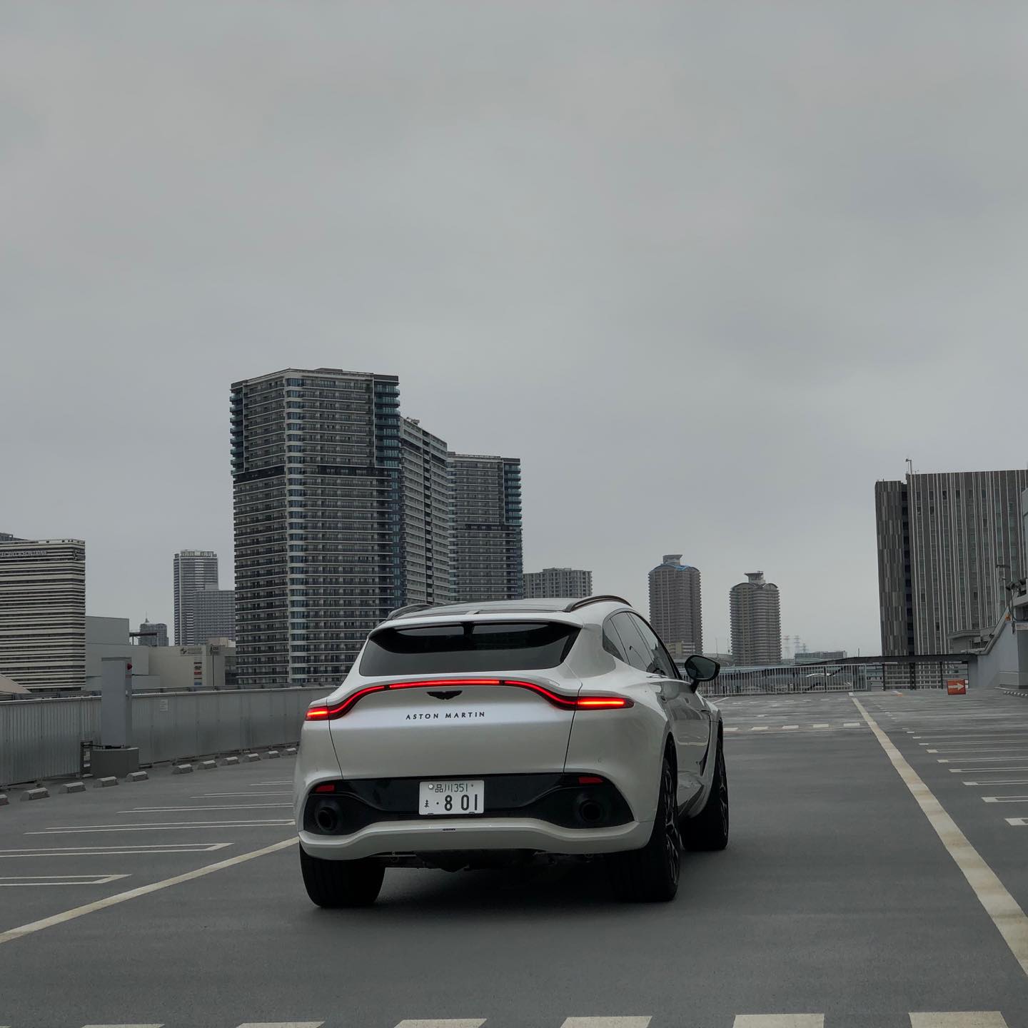 DB11などのスポーツカーのイメージを上手にSUVの車型にまとめてある。