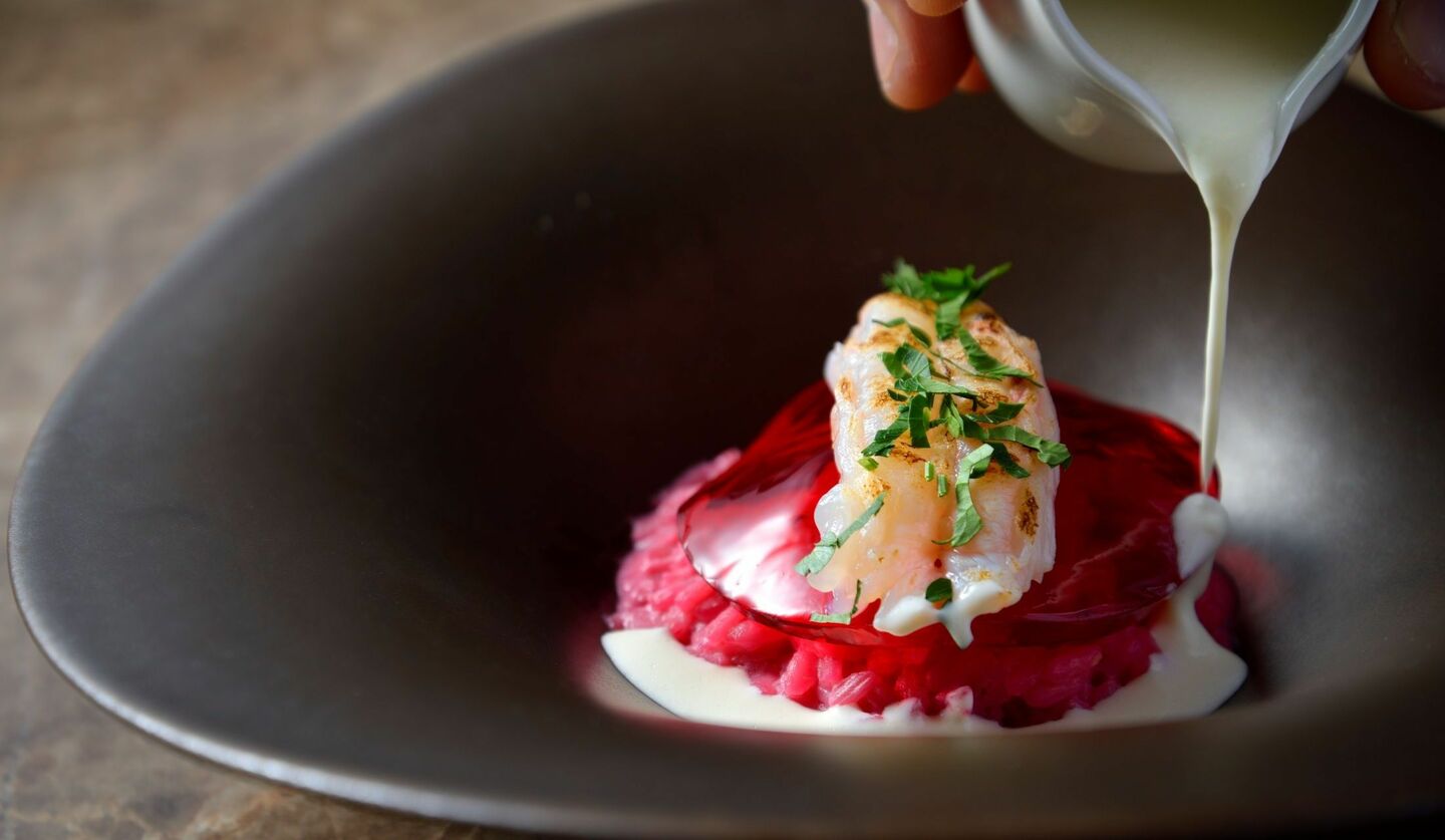 「ホテル椿山荘東京」の「イル・テアトロ」のシグネチャーディッシュ「ビーツと手長海老のリゾット」の画像