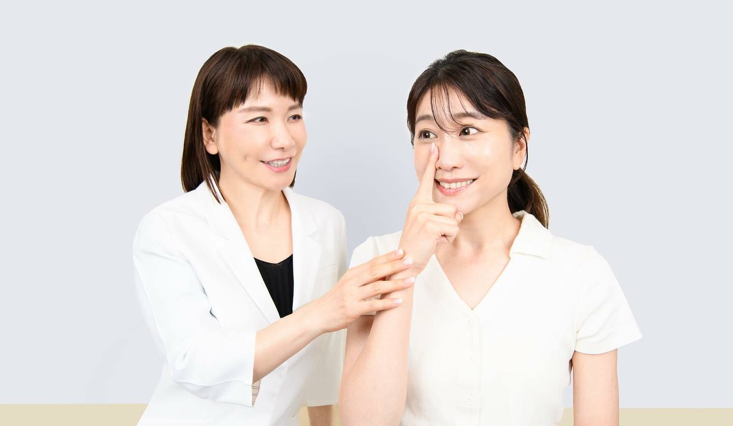 エイジングデザイナーの村木宏衣さんと、気になる目の下の“ゴルゴ線(ゴルゴライン)”の影を一掃するメソッドを試すモデル女性の画像