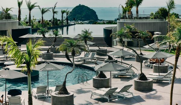  オーシャンビューと陽光、音楽が溢れる「BOTANICAL POOL CLUB」で非日常トリップを