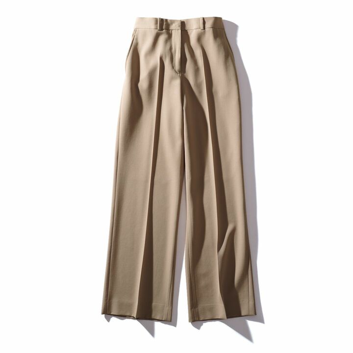 やわらかく、伸縮性に優れた綾織りウール仕立て。極端すぎないワイドシルエット。パンツ￥120,000（オンワードグローバルファッション〈ジル・サンダー〉）　[Precious2019年4月号112ページ] 