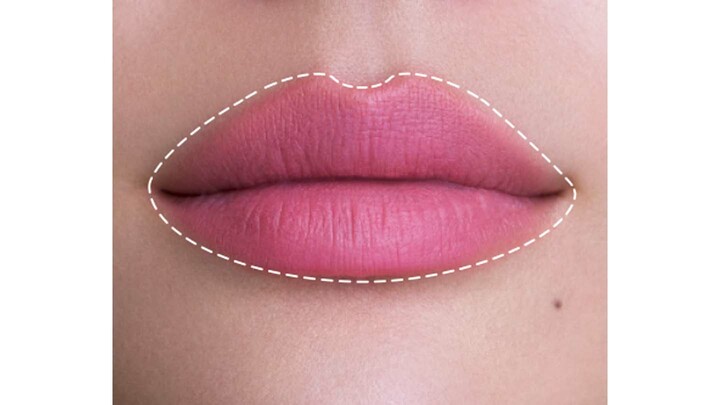 ピンクメイクを纏ったモデルの大塚まゆかさんの口元