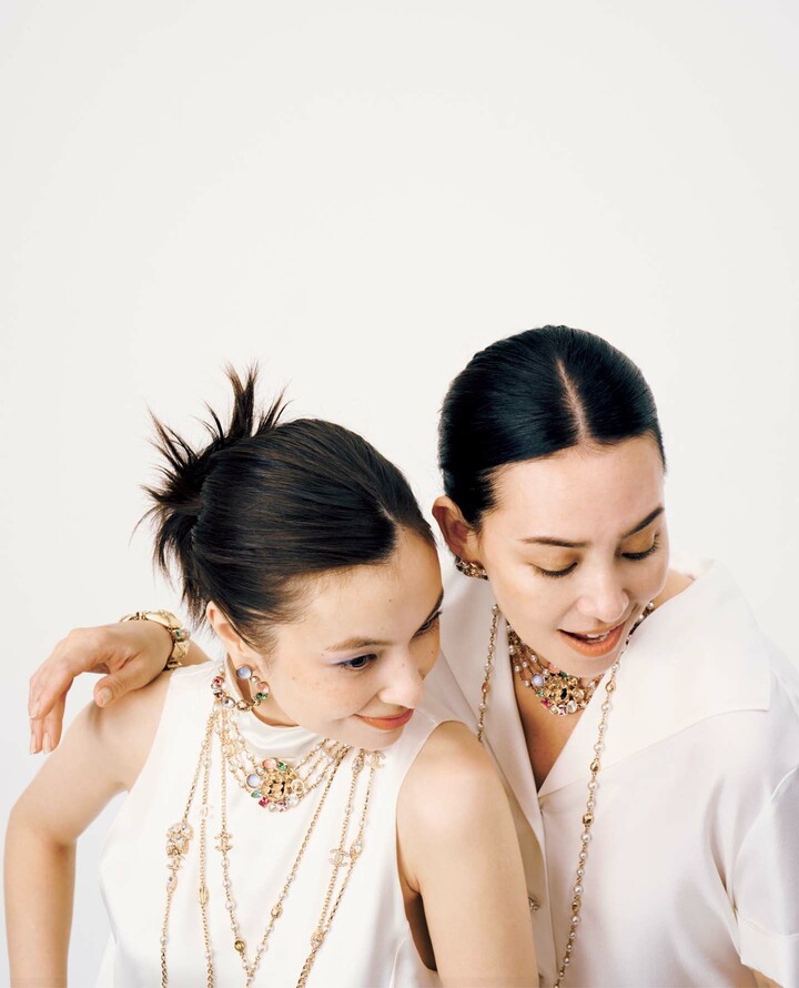 シャネルの2025／2026年 クルーズ コレクションのウエア＆ジュエリーを纏ったモデルの太田莉菜さんとRINAさん