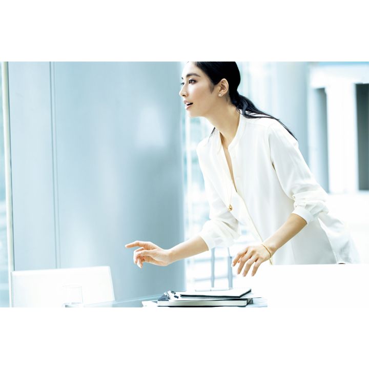 シャツ￥28,000（サザビーリーグ〈エキップモン〉）、ショートペンダント「ティファニー Tスマイル ペンダント」［YG×ダイヤモンド］￥270,000・ロングペンダント［PG］￥390,000・ピアス［PT×ダイヤモンド］￥1,298,000・バングル［YG×ダイヤモンド］￥875,000 ※すべて予価（ティファニー・アンド・カンパニー・ジャパン・インク）　[Precious2018年9月号130ページ] 