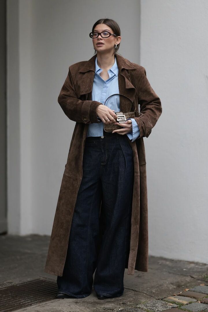 ブラウンでリンクしたオーバルメガネや、モノグラムバッグのチョイスも素敵。