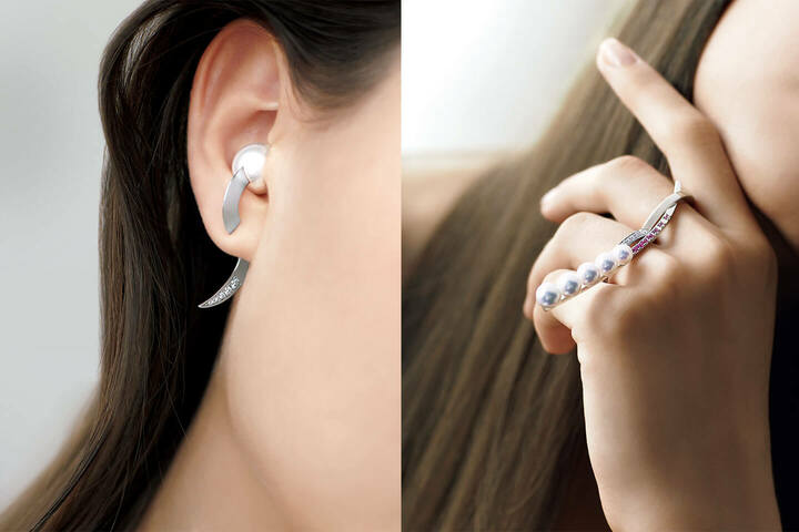 左／南洋真珠の約13㎜の珠が耳の中央のくぼみにすっぽりとはまるようにデザインされたユニークピース。ピアス『ブイ』￥1,450,000［ホワイトゴールド×南洋真珠 白蝶×ダイヤモンド］（TASAKI〈TASAKI Atelier〉） 右／パールとピンクサファイア、ダイヤモンドが直線的に連なるダブルフィンガーのリング。つけると、角度のついた躍動的な動きを表現する。リング『ムーラン』￥1,400,000［ホワイトゴールド×あこや真珠×ダイヤモンド×ピンクサファイア］（TASAKI〈TASAKI Atelier〉）