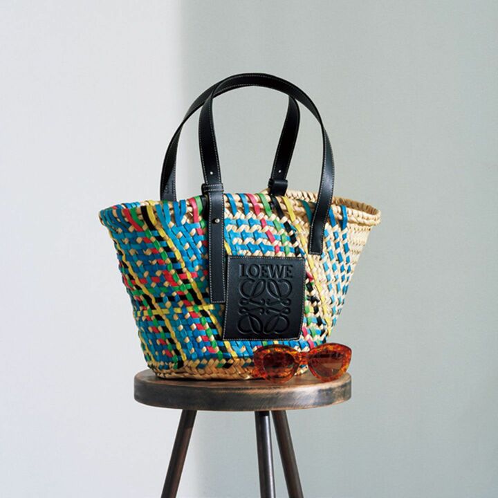 バッグ『バスケット』￥253,000［縦26.5×横40×マチ16㎝］・サングラス￥39,000（ロエベ ジャパン）