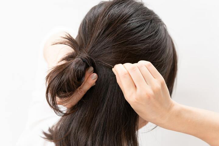 ゴムを隠すように毛先を巻き付け、ピンを髪で隠すように留めれば完成。