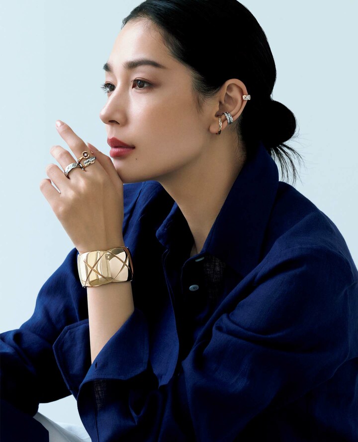 「キートン」のシャツを着用したモデルの大塚まゆかさん