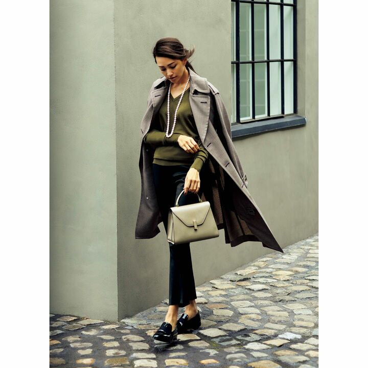 コート￥145,000（マディソンブルー）、ニット￥30,000（リーミルズ エージェンシー〈ジョン スメドレー〉）、パンツ￥33,000（スローウエアジャパン〈インコテックス〉）、ピアス［片耳価格］各￥32,000（showroomSESSION〈ヒロタカ〉）、ネックレス￥100,000（チェルキ〈ミッレ〉）、バッグ￥360,000（ヴァレクストラ・ジャパン）、靴￥95,000（J.M. WESTON 青山店）