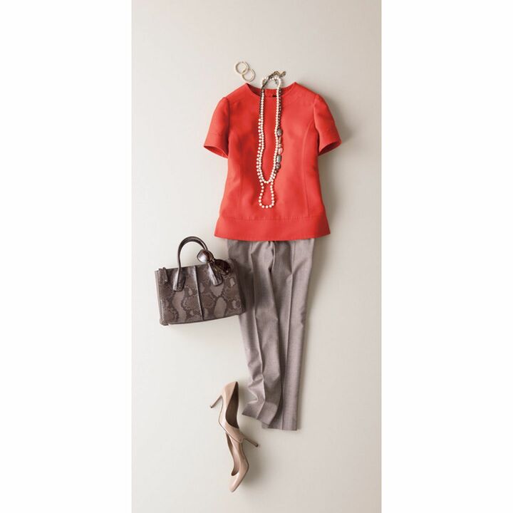 シルクウールのトップス（オールウェイズ〈Mikako Nakamura〉）、パンツ（伊勢丹新宿店〈インコテックス〉）、ピアス（ストラスブルゴ〈サイモン アルカンタラ〉）、ネックレス［外］（デペッシュモード恵比寿本店〈ドナテラ・ペリーニ〉）、［内］（チェルキ〈ミッレ〉）、バッグ（トッズ・ジャパン）、サングラス（オリバーピープルズ 東京ギャラリー）、靴（セルジオ・ロッシ）