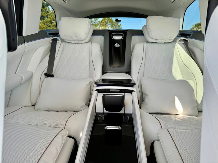 外装同様、白基調のインテリア。後席は贅沢なふたりがけ。シートには肌ざわりが滑らかなナッパレザーを使い、繊細な素材の服を着ていても気兼ねなく乗れる。