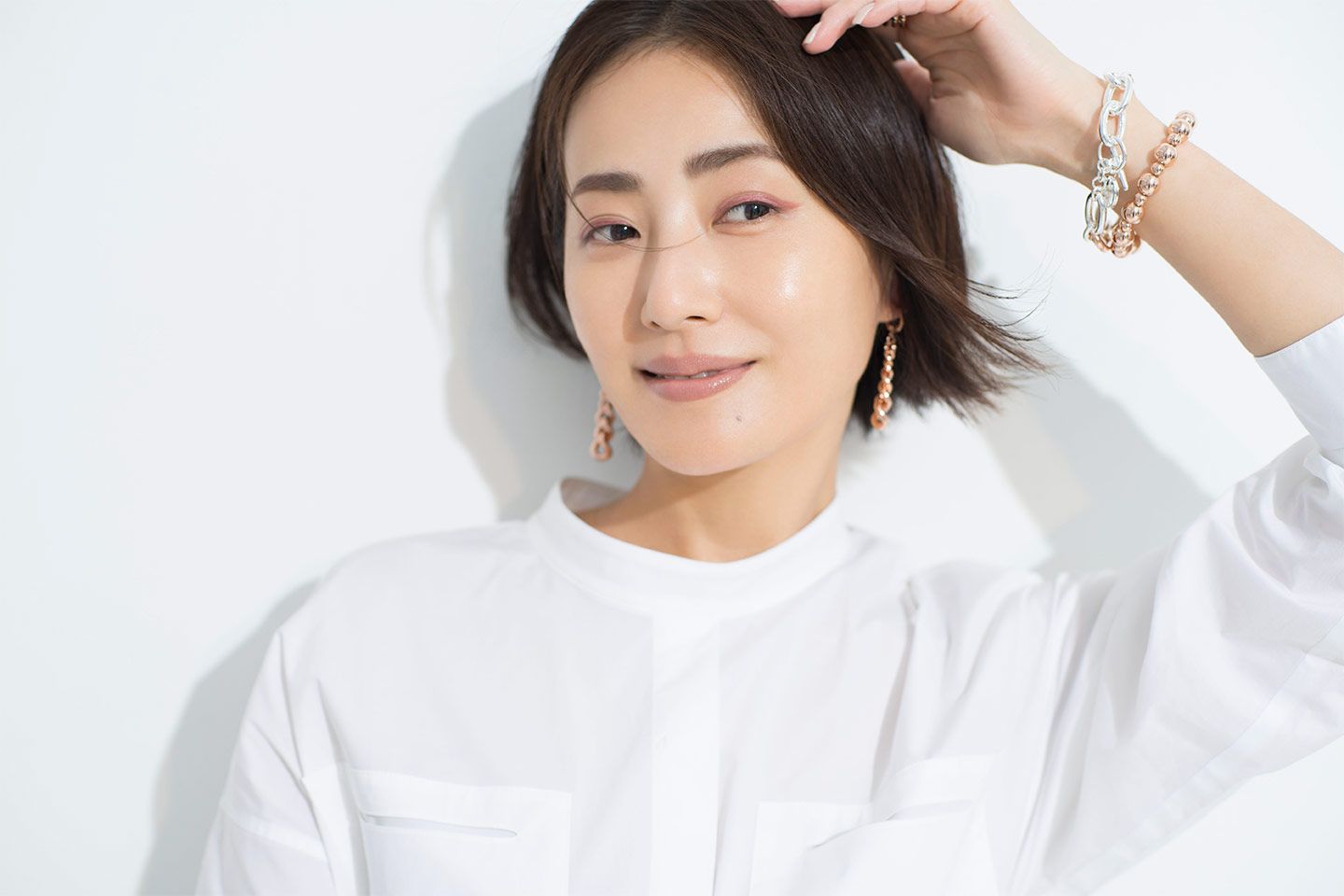 大人の余裕と色っぽさを引き立てる、秋先取りの赤みブラウンリップ。