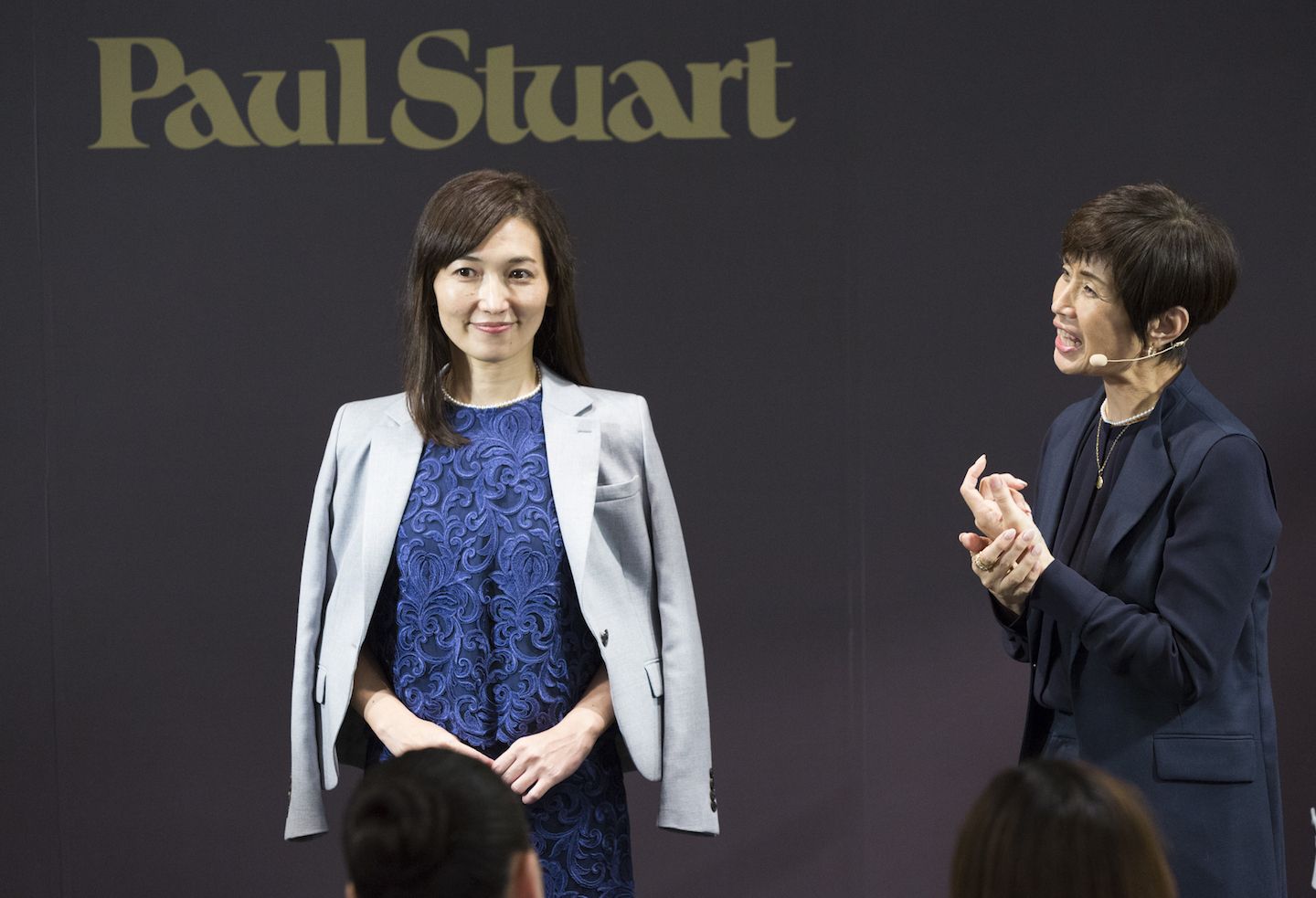 今回は「同じスタイリングをリピートし続けてしまう」という悩みを抱えている人に向けて、インナーやボトムスを変えるだけで着こなしの幅が広がるテクニックも披露。「女性が多いシーンでは、インナーに合わせてレースのスカートに変えて、女性から憧れられるようなスタイリングを意識して!」と犬走さん。こちらはジャケットを脱げばデート仕様に早変わりするのもポイントです
