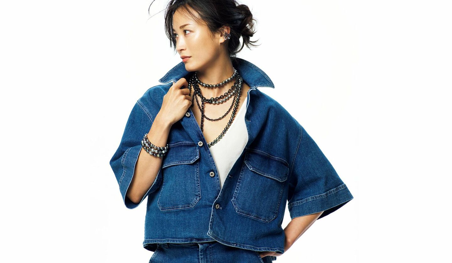 「バレナ」のデニムドロップショルダーブルゾンを着用したモデルの黒田エイミさん
