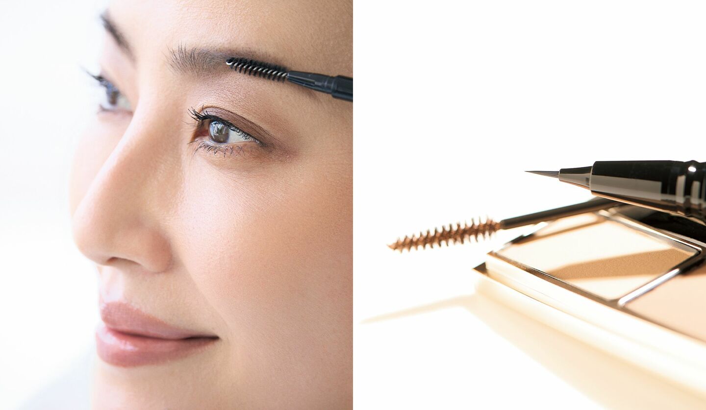 眉メイクをするモデルの顔のアップとメイクアイテム