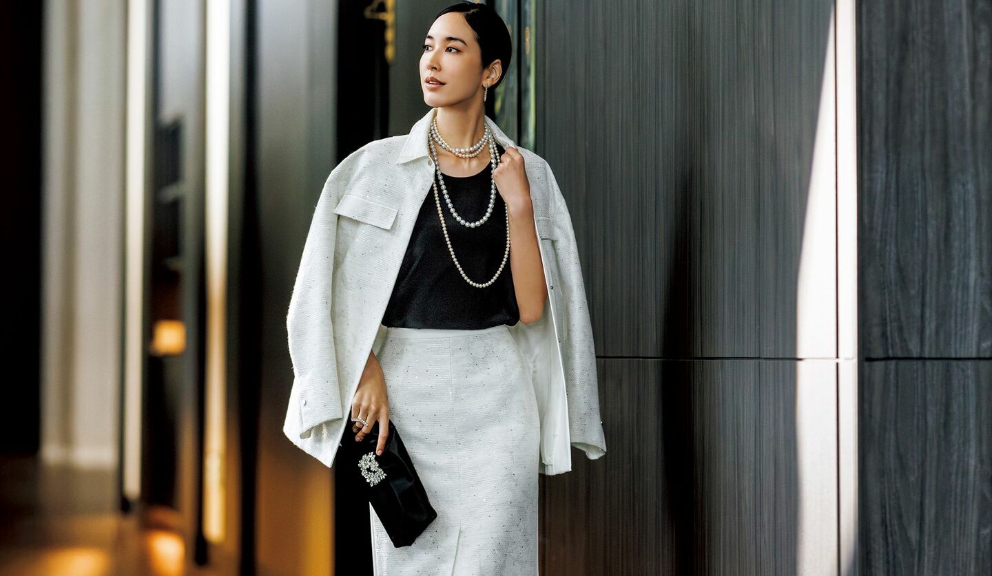 「シクラス」のジャケットを肩掛けしたモデルの立野リカさん