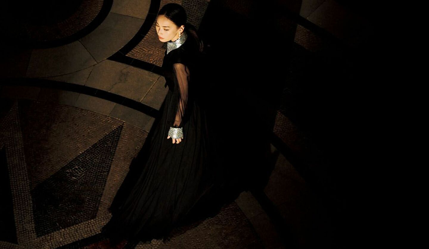 「ヴァレンティノ」のオーガンジードレスに身を包んだモデルの大政絢さん