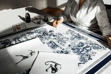 精緻な作業の積み重ねで、一枚のスカーフは完成する。まずは、絵画のように、万年筆でデザインが描かれ図版に。 (c) POL BARIL