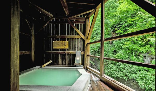 【温泉ジャーナリストの推し宿 vol.5】創業300余年の老舗宿で悠久の時を経て湧き出づる名湯を堪能する「深山荘 高見屋」