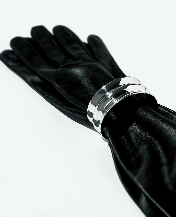 アニェルのグローブとコールムーンのバングル