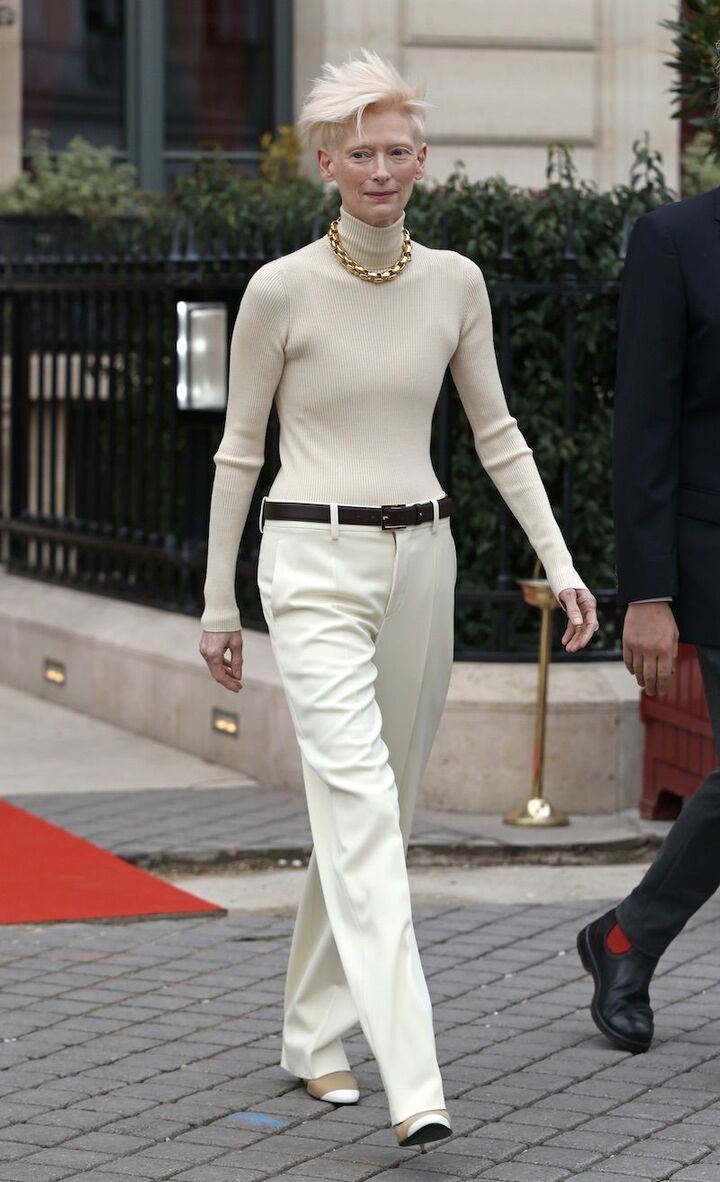 ややローライズのボトムで程よい脱力感を添え、エフォートレスに。