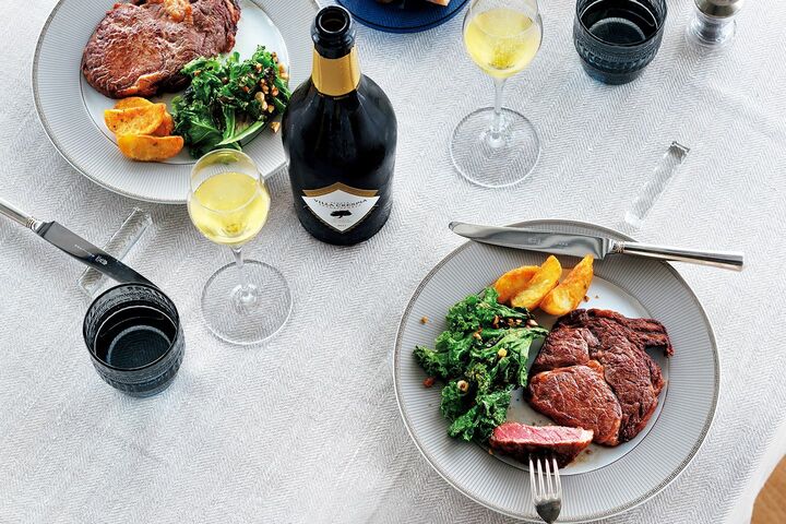 グラスフェッドビーフのステーキと、キリッと冷えたスパークリングワインを自宅で。