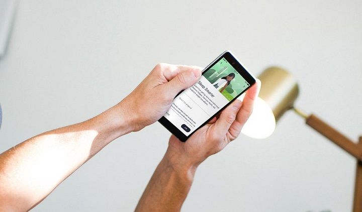 寝る直前まで明るい照明の中、ベッドに潜り込んでも、スマホを見ながらゴロゴロ…よくありがちな光景ですね。