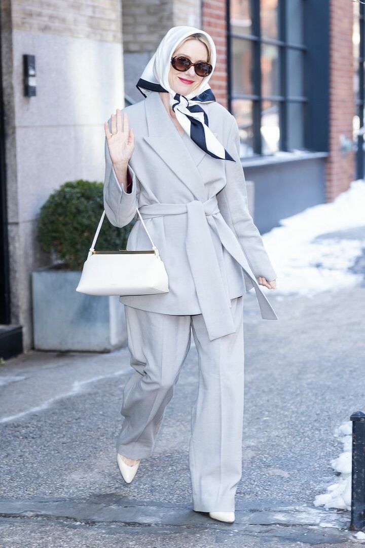 淡いトーンをメインにしながら、ベルトマークテクと先の尖ったパンプスを使ってメリハリアップ。