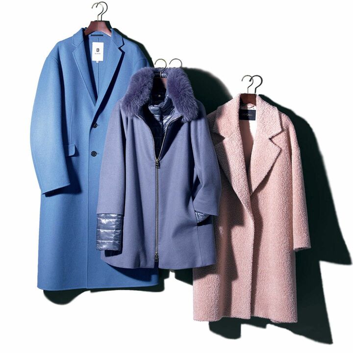 左から／コート￥160,000／サイズ展開：36･38（オリジナルサイズ）［ウール100%］（ブラミンク）、コート￥355,000／サイズ展開：38･40･42･44（イタリアサイズ）［カシミヤ100%・フォックス（襟）・ナイロン100％（チェストウォーマー・袖）］（ヘルノ･ジャパン）、コート￥270,000／サイズ展開：38･40･42･44（イタリアサイズ）［アルパカ52%×ウール48%（表地）］（サン･フレール〈レ･コパン〉）　[Precious2018年11月号140ページ]