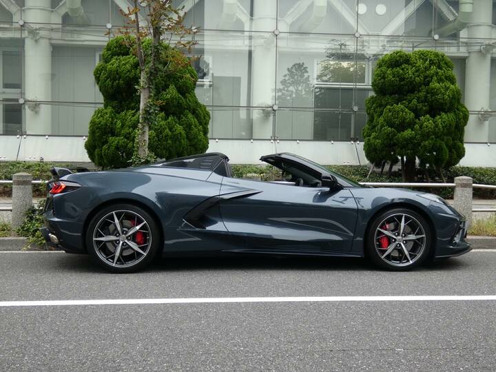 エッジの効いたデザインがシャープさをより際立たせている。くさび形の効いた前傾姿勢とリアセクションはボリューム感たっぷりのデザインはミッドシップならでは。