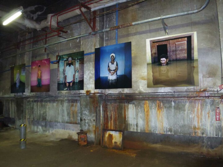 京都中央卸売市場ないの旧貯庫で開催されているギデオン・メンデルの写真展、Drowning World。