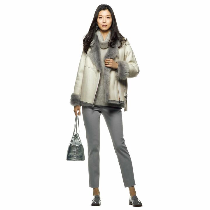 ニット￥52,000（yoshie inaba）、ブルゾン￥250,000（showroomSESSION〈カール ドノヒュー〉）、パンツ￥92,000（アクリスジャパン〈アクリス〉）、ピアス￥125,000・リング￥68,000（ザ･ショーケース GINZA SIX 店〈テンサウザンドシングス〉）、バッグ￥159,000（J&M デヴィッドソン 青山店）、靴￥141,000［オーダー価格］（J.M.WESTON 青山店）