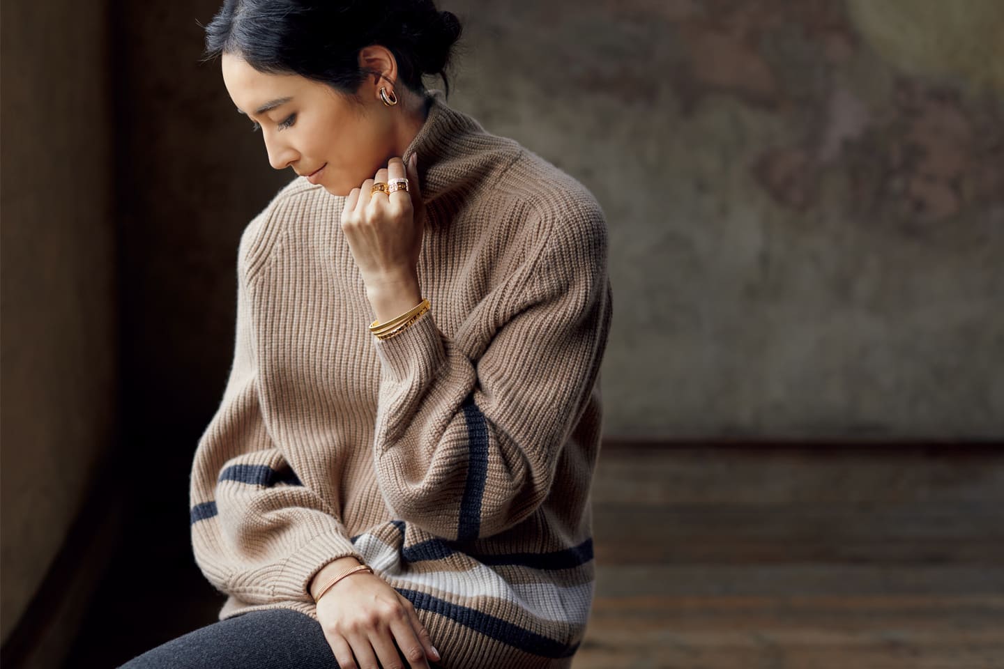 ニット¥272,000・パンツ¥286,000(ロロ・ピアーナ ジャパン)、ピアス¥1,054,545・バングル右手/¥763,636・左手(手首側から)/¥763,636・¥500,000・¥763,636・リング人さし指¥609,091・中指¥365,455(ブシュロン)