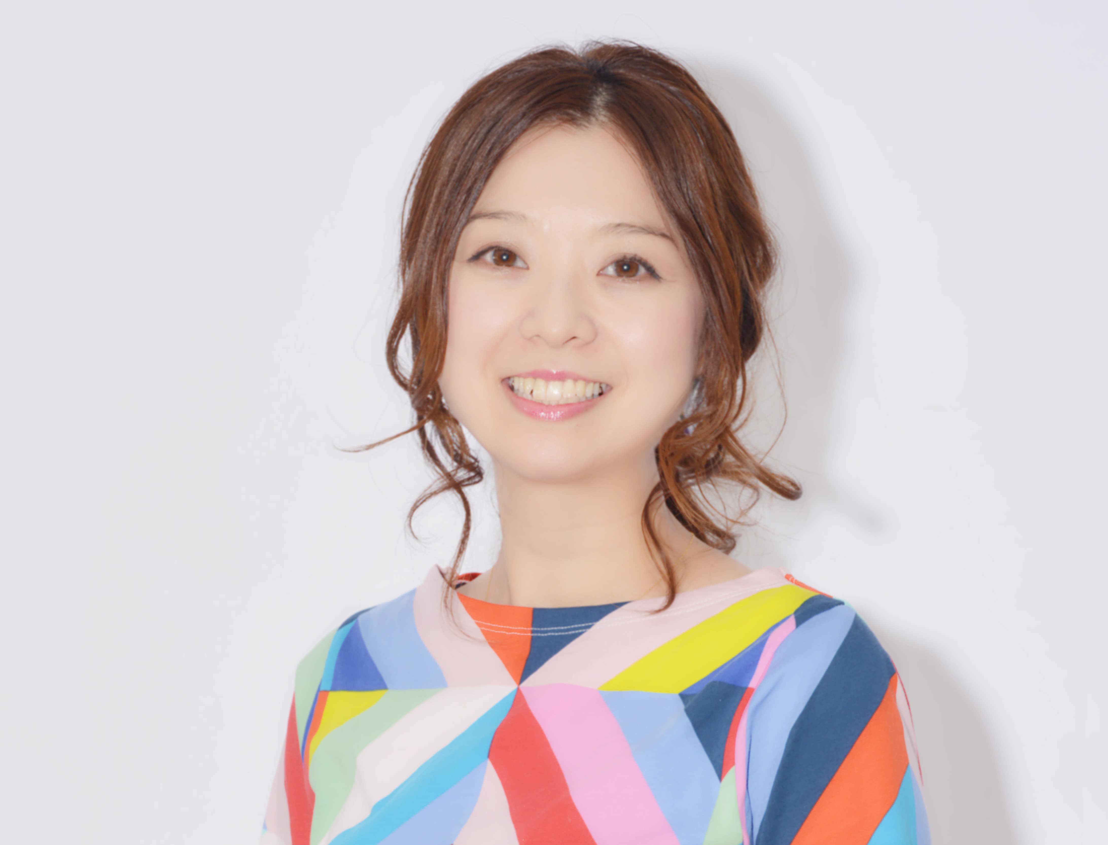 air-GINZA centralの副店長・藤本麻衣さん。韓国コスメにハマっているという藤本さん。「年に1・2回ですが、韓国に行ってコスメをまとめ買いしています。空のスーツケースを持って行って、満タンにして帰ってきます(笑)。日本にはない成分や、安くて効果が高いスキンケアがいろいろあるのでおすすめです」Instagramアカウント@air_lovest_fujimoto_mai