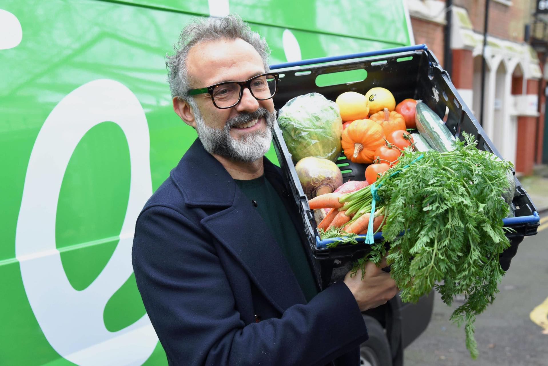 廃棄対象食材の提供を受け、友人シェフたちにチャリティ・レストランの参加を呼びかけたマッシモ・ボットゥーラ。