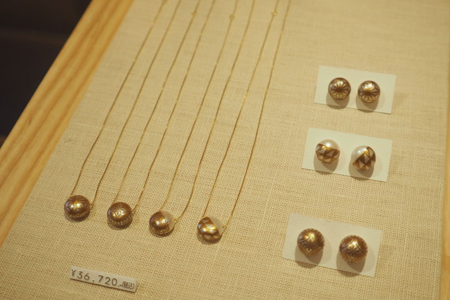 アクセサリー類は日本の伝統工芸の技術を使ったものを作家ごとに展示して販売。こちらは「KARAFURU」による蒔絵のネックレスとピアス。