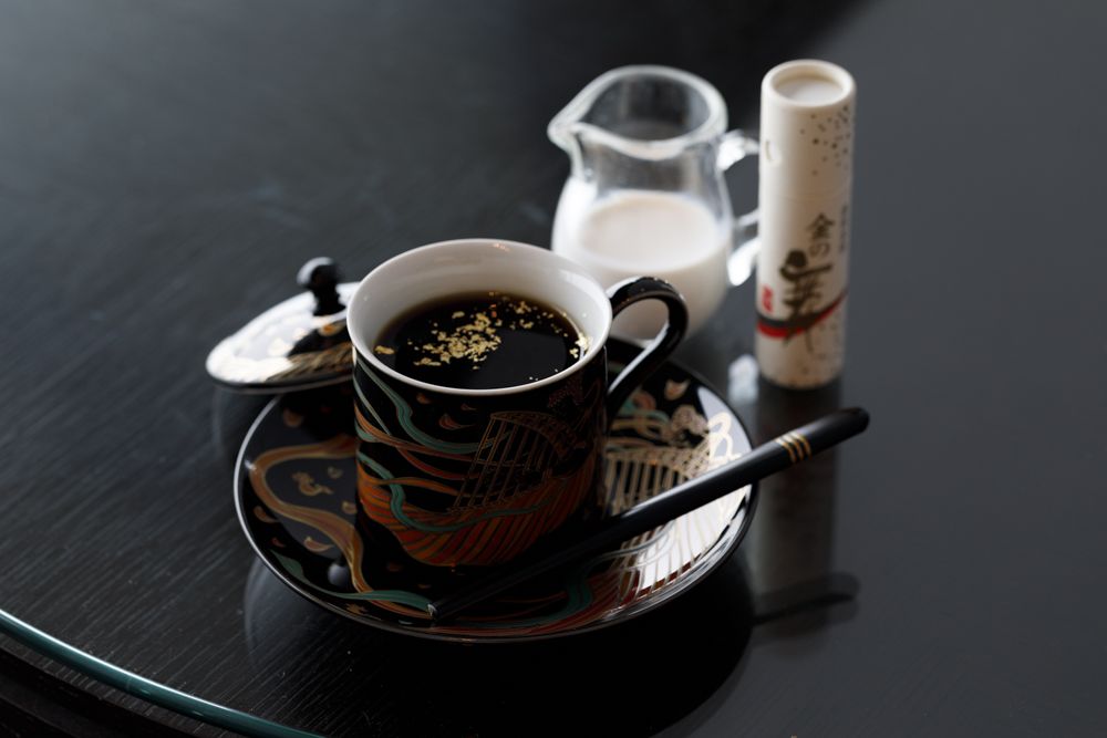 香り豊かなコーヒーに、加賀ならではの金箔に浮かべて優雅な気分に
