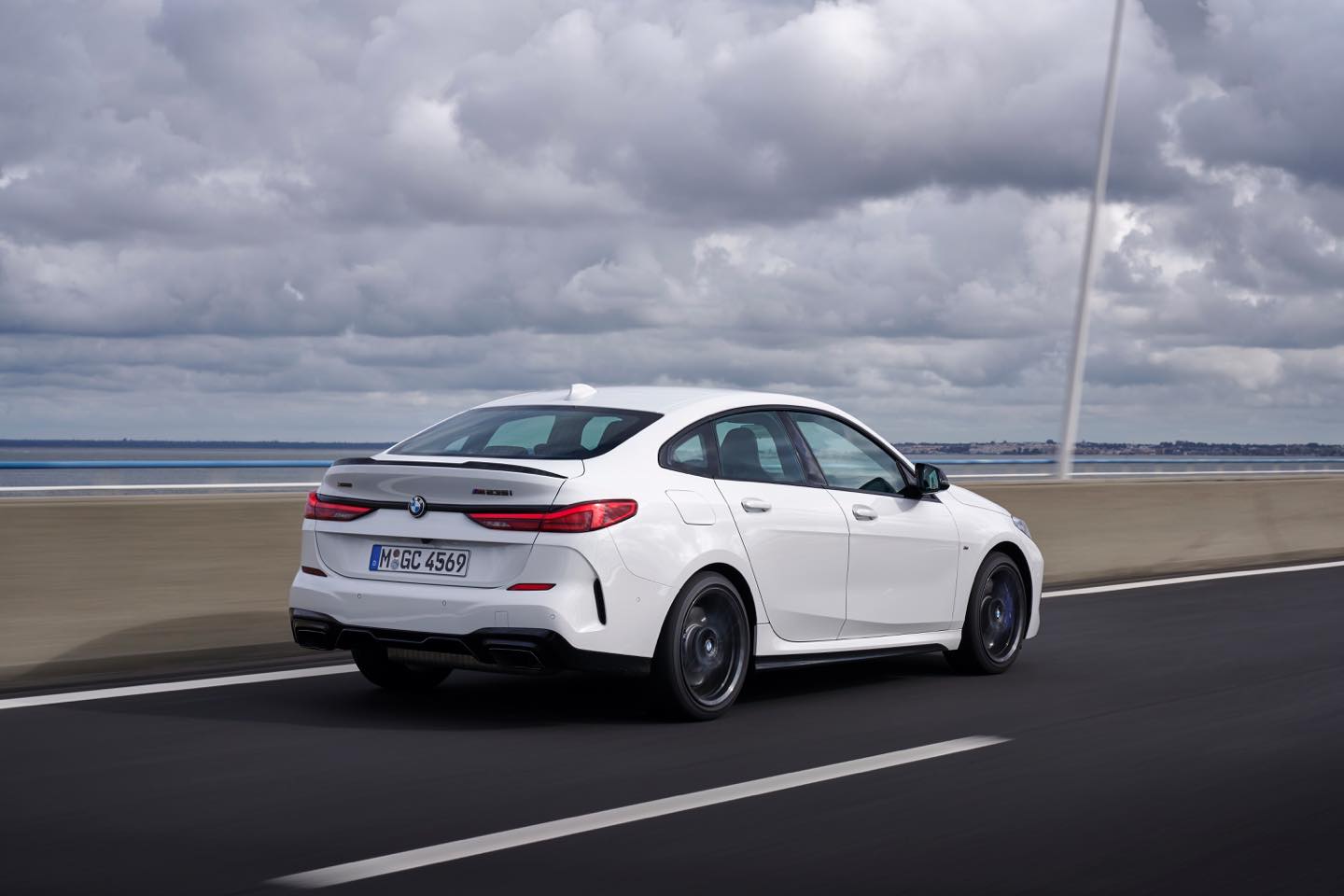 M235i xDriveグランクーペは、225kW(306ps)@5000rpm、450Nm@1750-4500rpmのパワーを持つ4WD。
