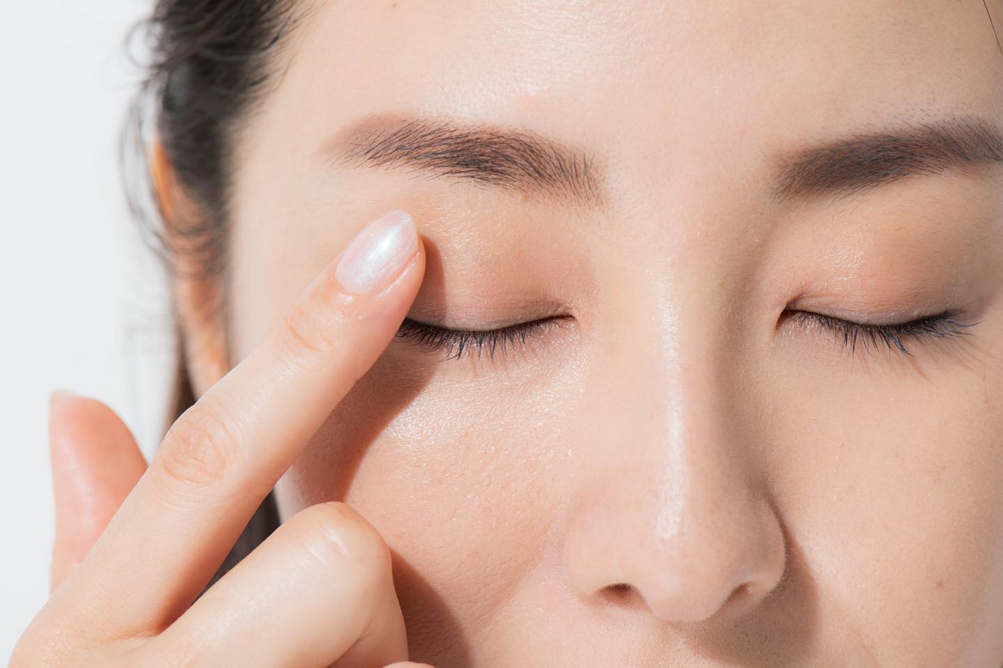 ブラウンはまぶたに奥行きが出るよう、ごく薄く広げる。