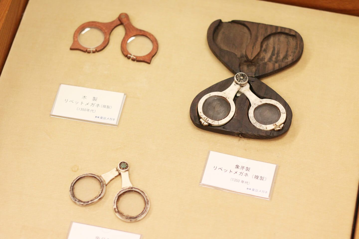 こちらはおよそ14世紀の「リベットメガネ」の複製品