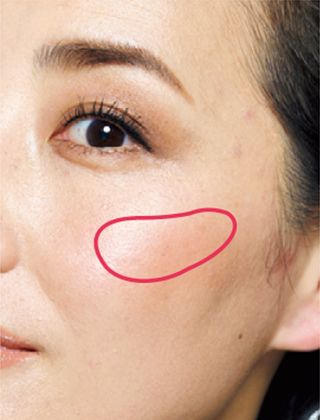 幅広にのせると赤ら顔になるので要注意。頬骨を中心に細めの楕円形状にのせる。