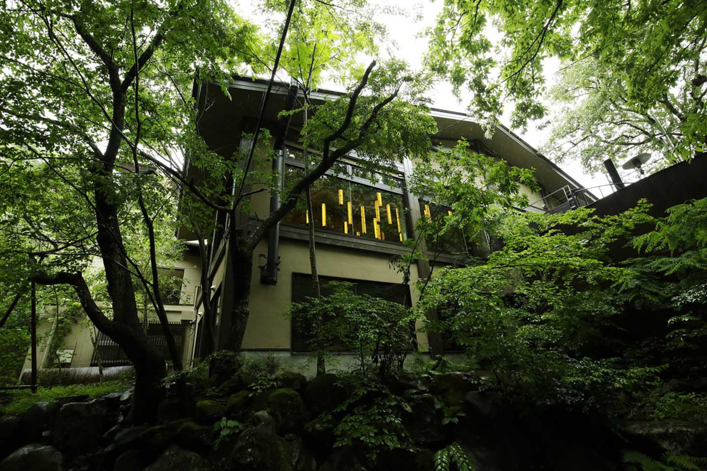 扉温泉 明神館は山間の隠れ宿ですが、この日も海外からのゲストが宿泊するなど、訪れる価値がある宿として注目されています。