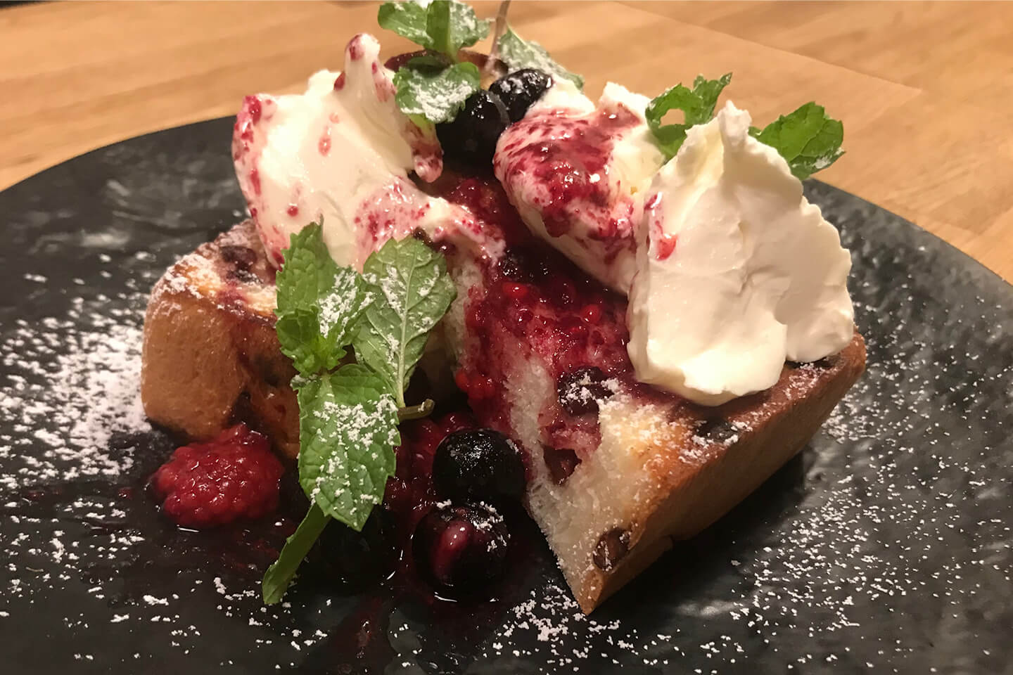 ミックスベリーとクリームチーズのあずきパン