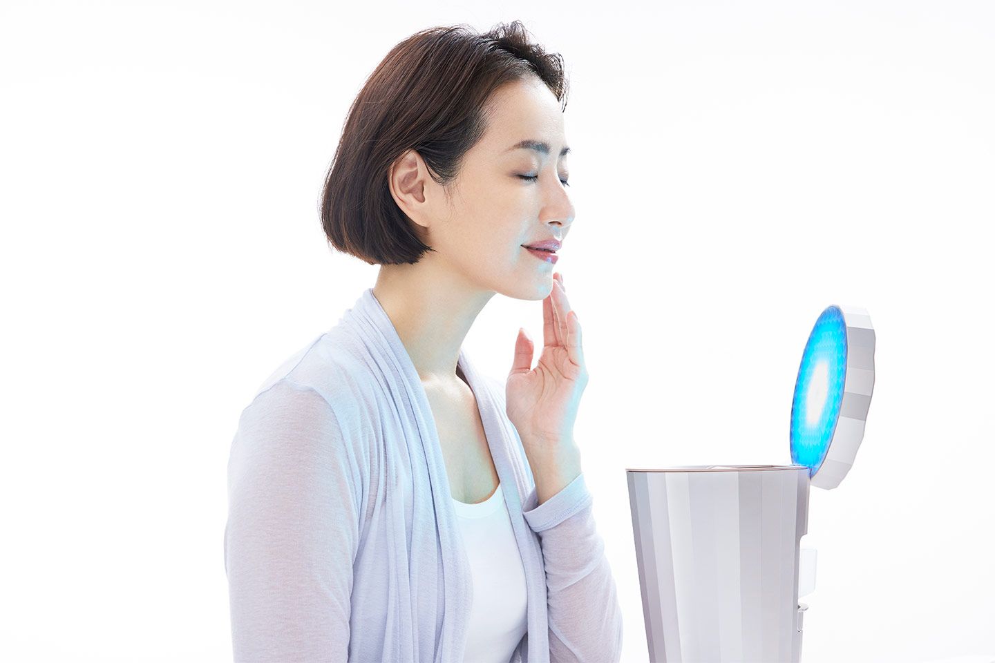 冷ミストの時は青・緑のLEDケア。肌温度を一気に下げて、きりっとした肌印象に。