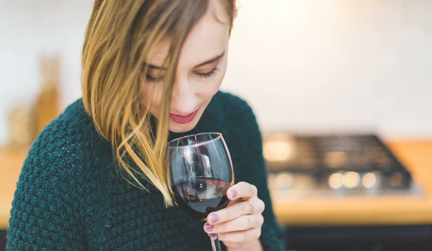 ワインの飲み方【マナー診断】乾杯やグラスの持ち方などの間違ったやり方と正しい方法をテスト！