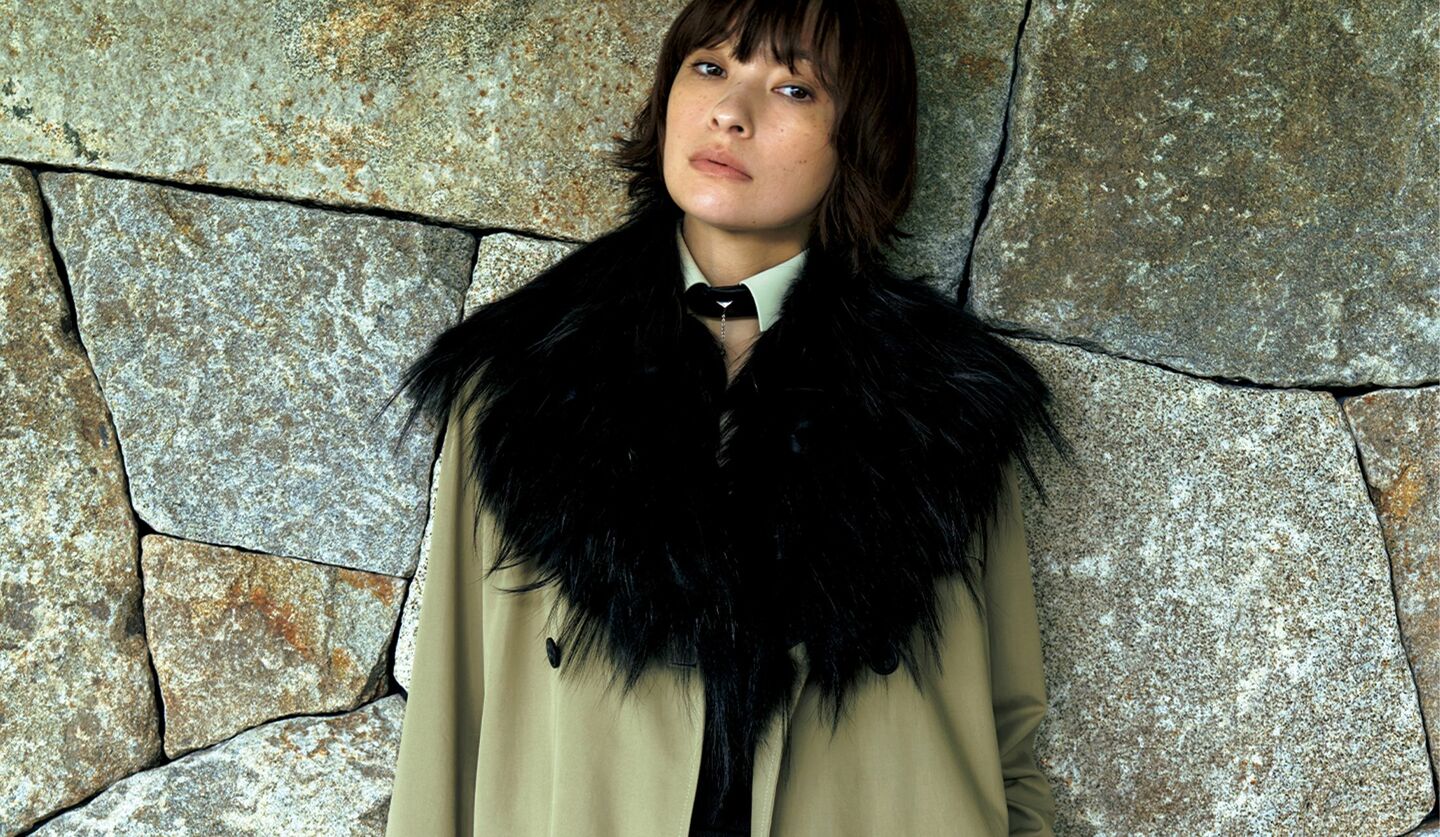 「フェンディ」のコートを着用したモデルの太田莉菜さん