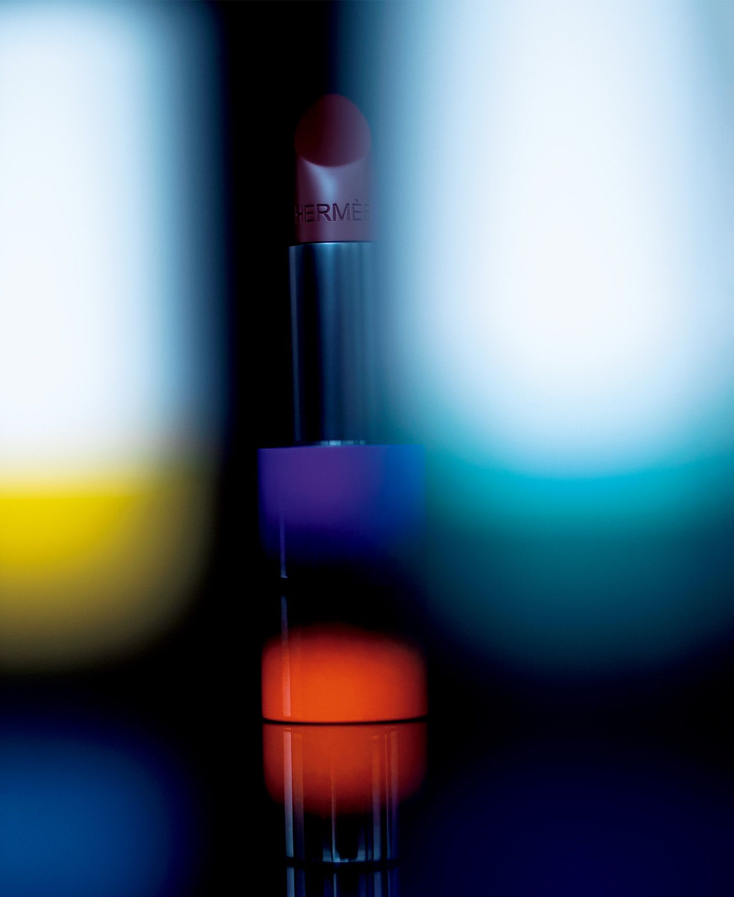 「エルメス」の麗しきリップスティック『ルージュ エルメス ルージュ ア レーヴル ブリヤン』｜ワインレッドのリップはドラマな時間まで運んで