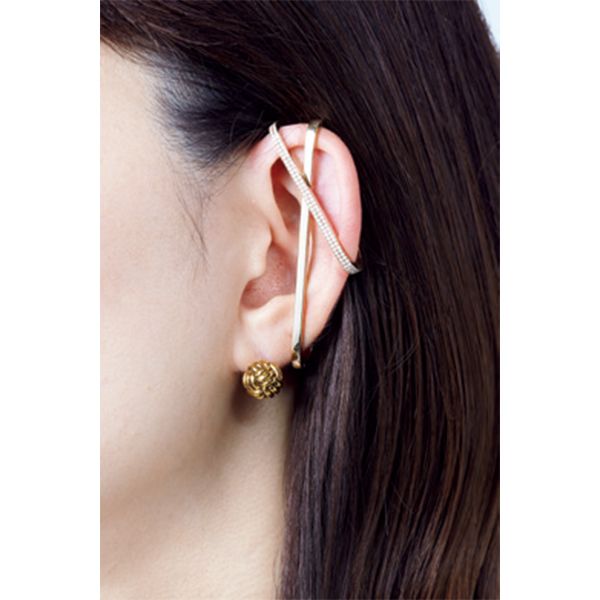 コーディネートしてみると…存在感のあるデザインのイヤーカフには、小さなスタッズで、軽やかな抜け感を与えて。